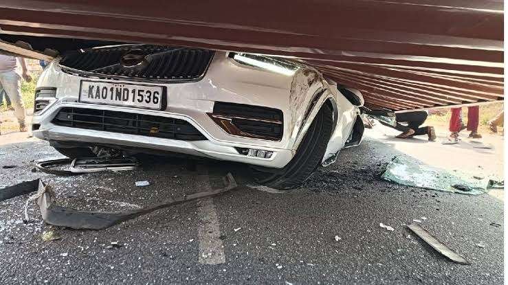 6 dead after container falls on car