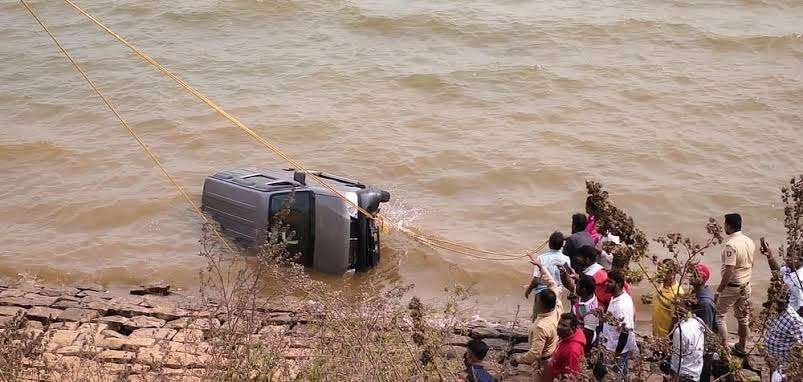 car falls into Ghataprabha River in Belgaum